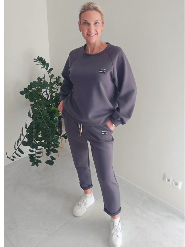 Moteriškas sportinis kostiumėlis su dekoru – pilkas